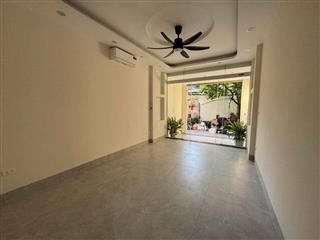 Gia chủ cần tiền bán gấp căn nhà xây mới 4 tầng thang máy đường ô tô gần chợ Diêm Gỗ, Đức Giang, Long Biên