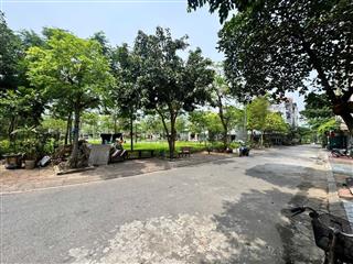 Chính chủ cần bán gấp lô đất đẹp View vườn hoa tại trung tâm khu tái định cư Giang Biên, Long Biên 