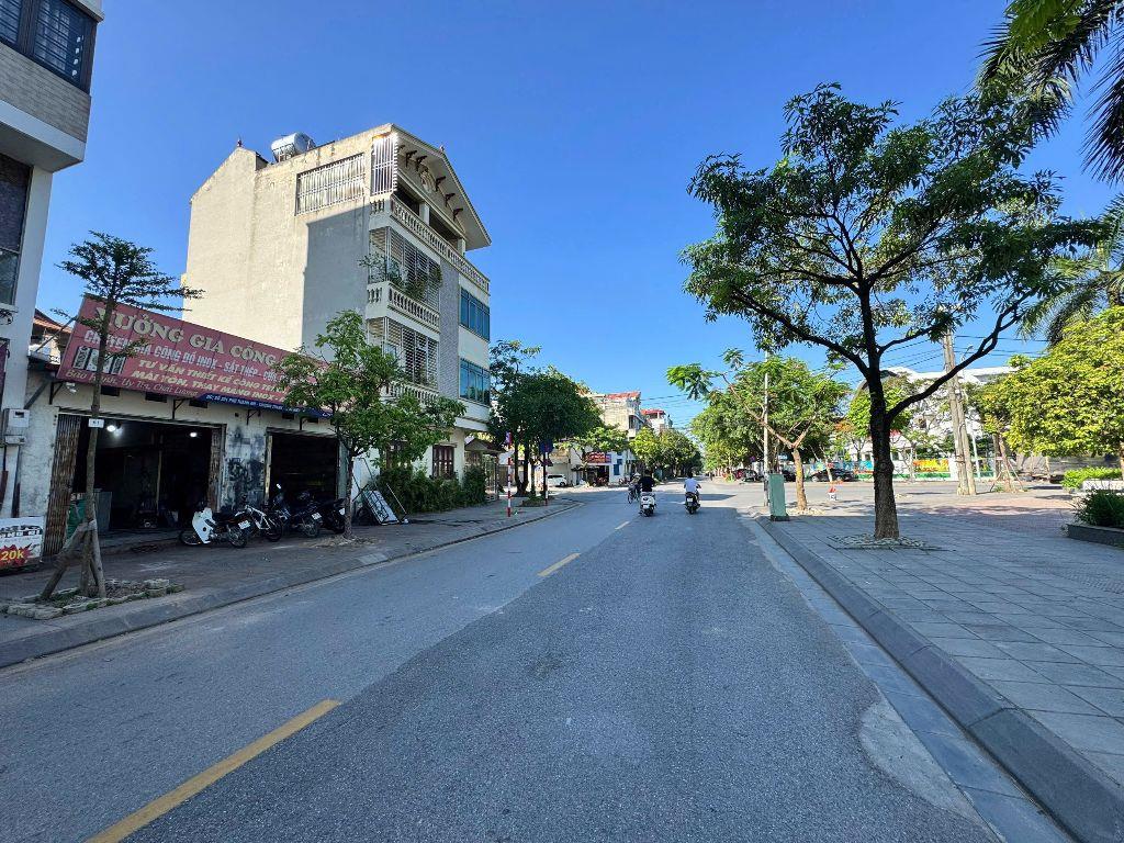Cần thanh khoản gấp mảnh đất View vườn hoa tặng căn nhà cấp 4 mặt phố Thanh Am, Thượng Thanh, Long Biên
