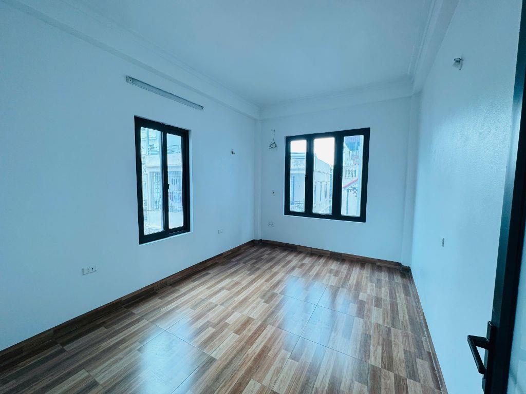 Cần bán gấp căn nhà dân xây 4.5 tầng ngõ ô tô tại trung tâm tổ 14 Thạch Bàn, Long Biên 