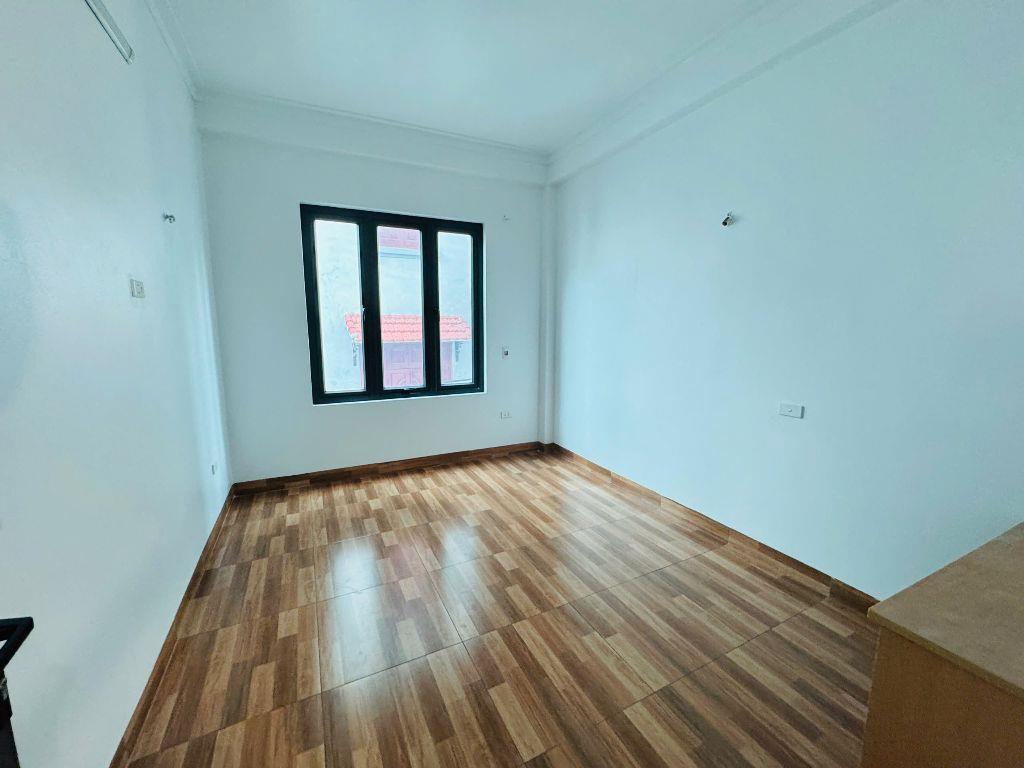 Cần bán gấp căn nhà dân xây 4.5 tầng ngõ ô tô tại trung tâm tổ 14 Thạch Bàn, Long Biên 