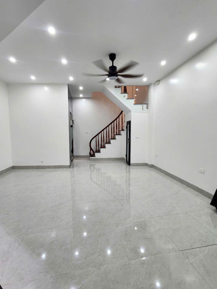 Cần tiền gia chủ bán căn nhà xây mới trong ngõ 370 Nguyễn Văn Cử phường Bồ Bề, Long Biên 