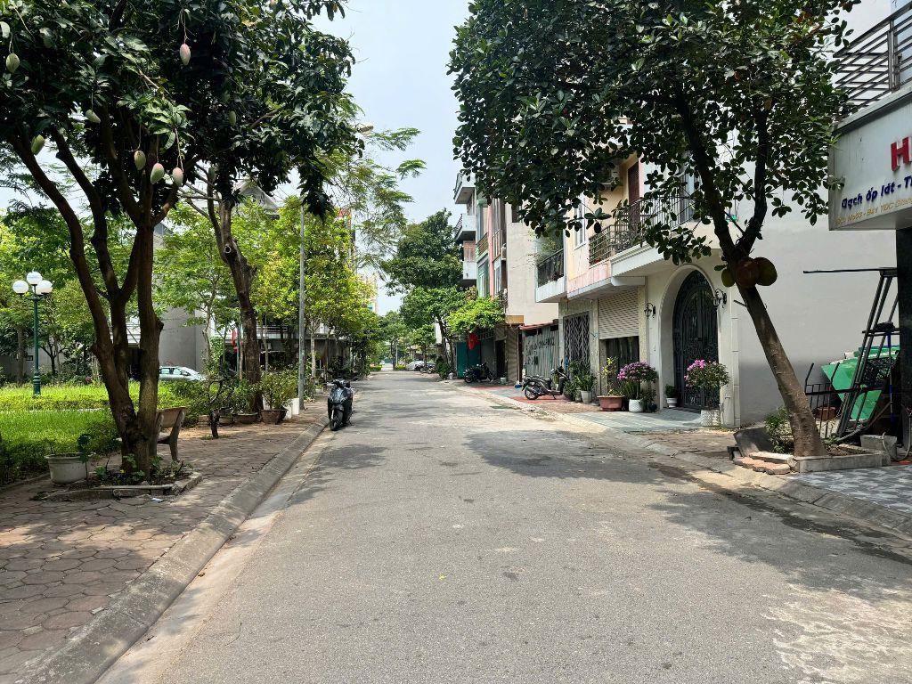 Cần tiền hạ giá bán gấp mảnh đất View vườn hoa trong khu tái định cư Giang Biên, Long Biên 