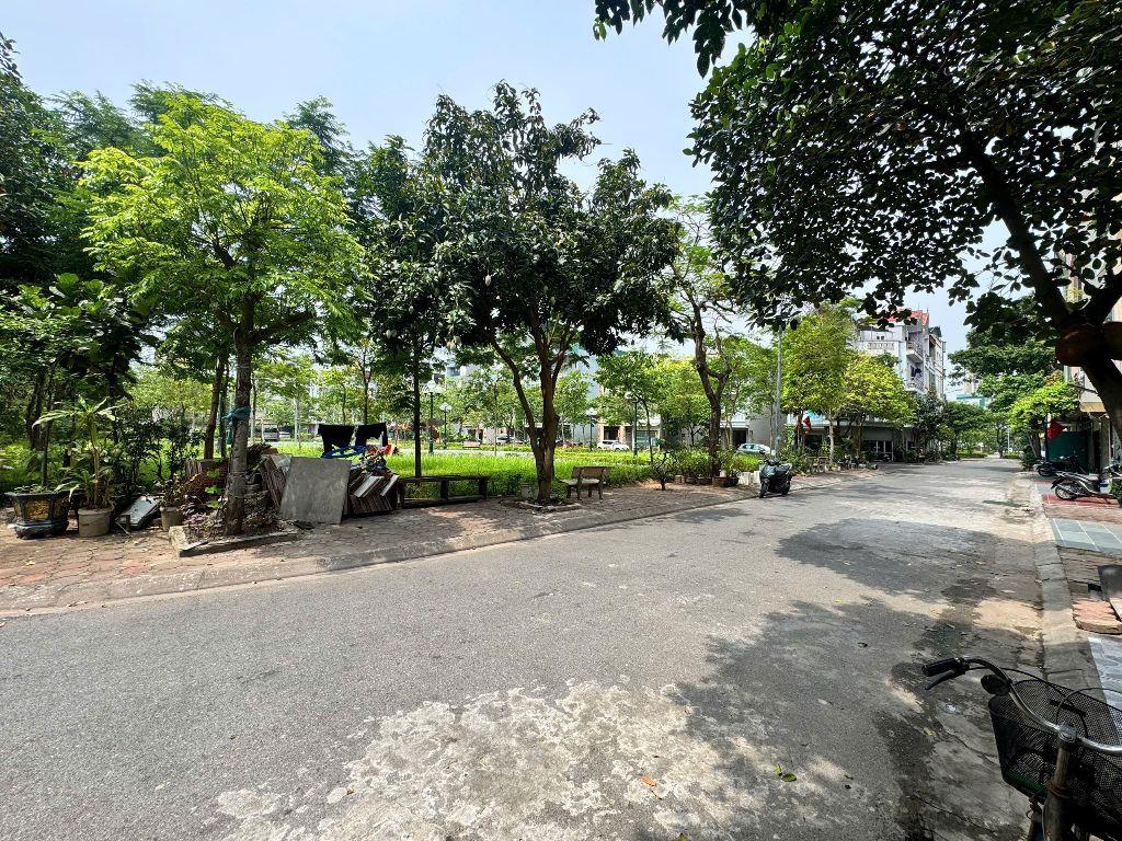Cần tiền hạ giá bán gấp mảnh đất View vườn hoa trong khu tái định cư Giang Biên, Long Biên 