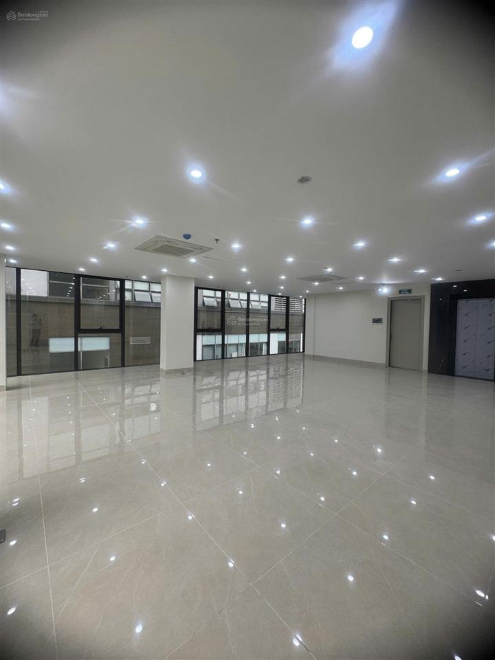 Tòa nhà văn phòng lô góc tọa lạc tại lê văn lương, nhân chính, thanh xuân, hà nội.