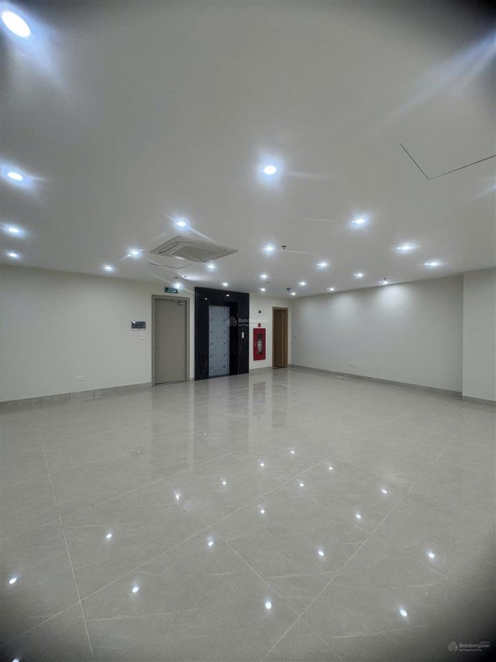 Tòa nhà văn phòng lô góc tọa lạc tại lê văn lương, nhân chính, thanh xuân, hà nội.