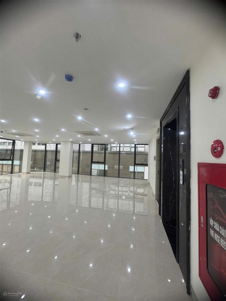 Tòa nhà văn phòng lô góc tọa lạc tại lê văn lương, nhân chính, thanh xuân, hà nội.