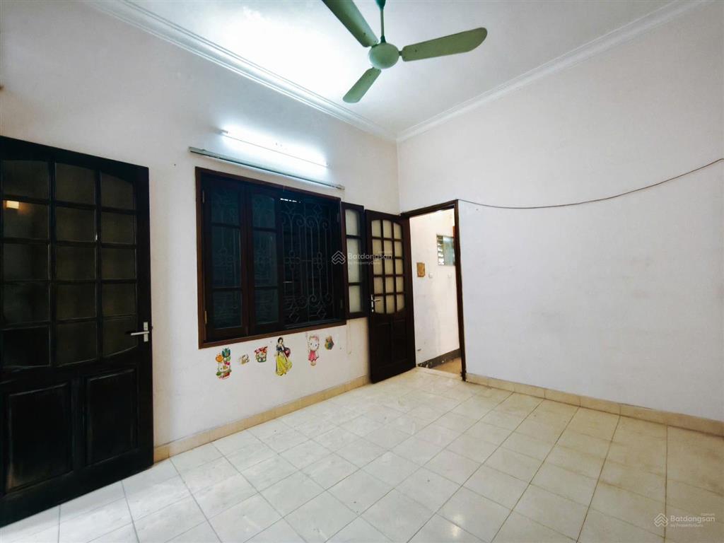 Bán nhà hoàng văn thái 32m2 5 tầng lô góc cách phố 25m.