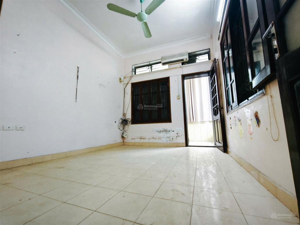 Bán nhà hoàng văn thái 32m2 5 tầng lô góc cách phố 25m.