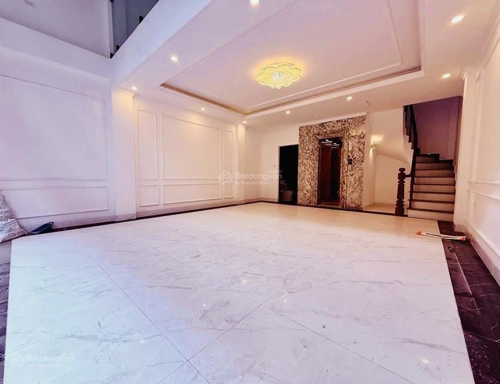 Bán nhà đẹp  phố lạc long quân 65m2 x 6t thang máy  ô tô. giá 19.7 tỷ.