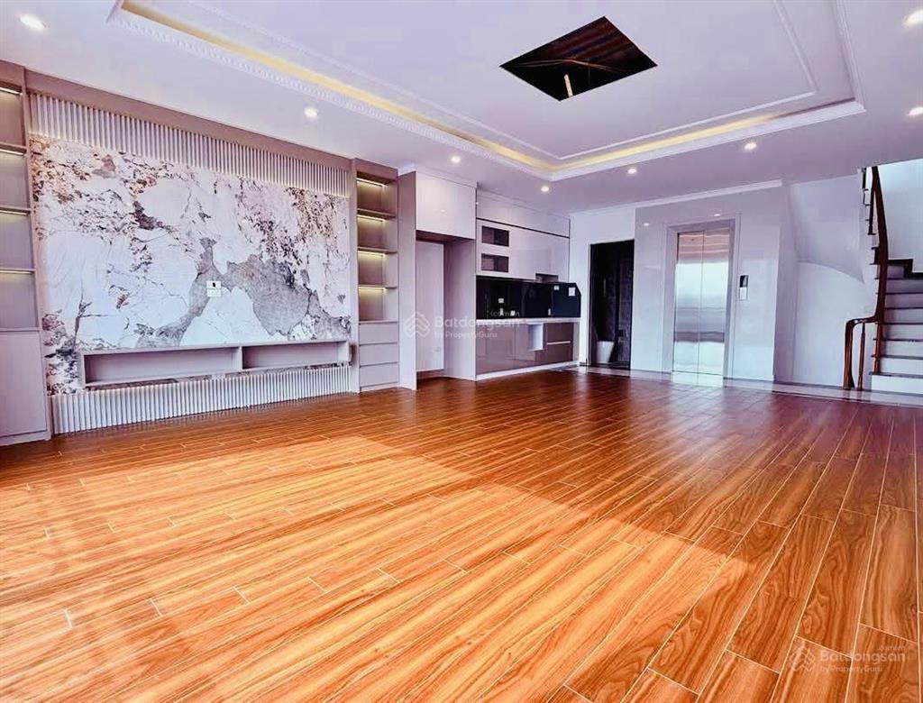 Bán nhà đẹp  phố lạc long quân 65m2 x 6t thang máy  ô tô. giá 19.7 tỷ.
