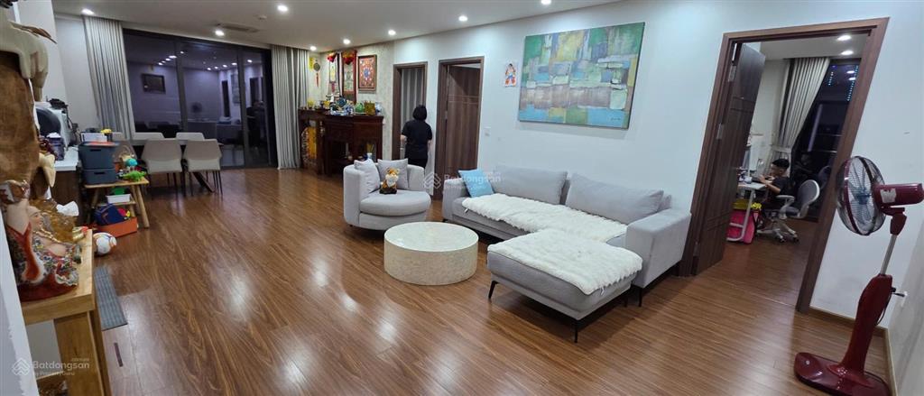 Hiếm cho thuê căn hộ 93 láng hạ. hiếm có 1 căn 3 ngủ 153m2 tầng đẹp giá 26tr/tháng.  0822 238 ***