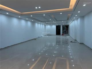 Cho thuê nhà mặt phố 85 đội cấn, 4 tầng, mặt tiền 6,5m. mỗi sàn 150m2. cầu thang máy, 4 nhà vệ sinh