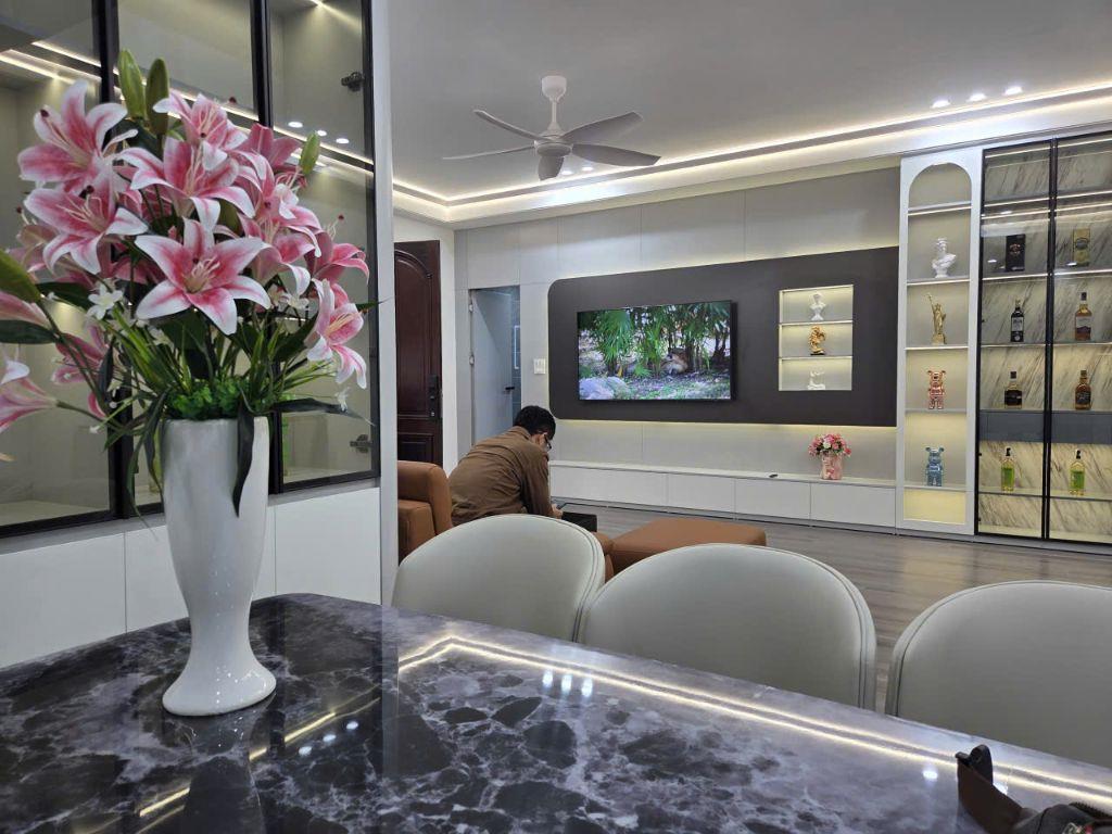 Bán căn hộ chung cư 17T1 Hoàng Đạo Thúy căn góc 119m 3pn full đồ tầng 10 nhà đẹp sẵn sổ 