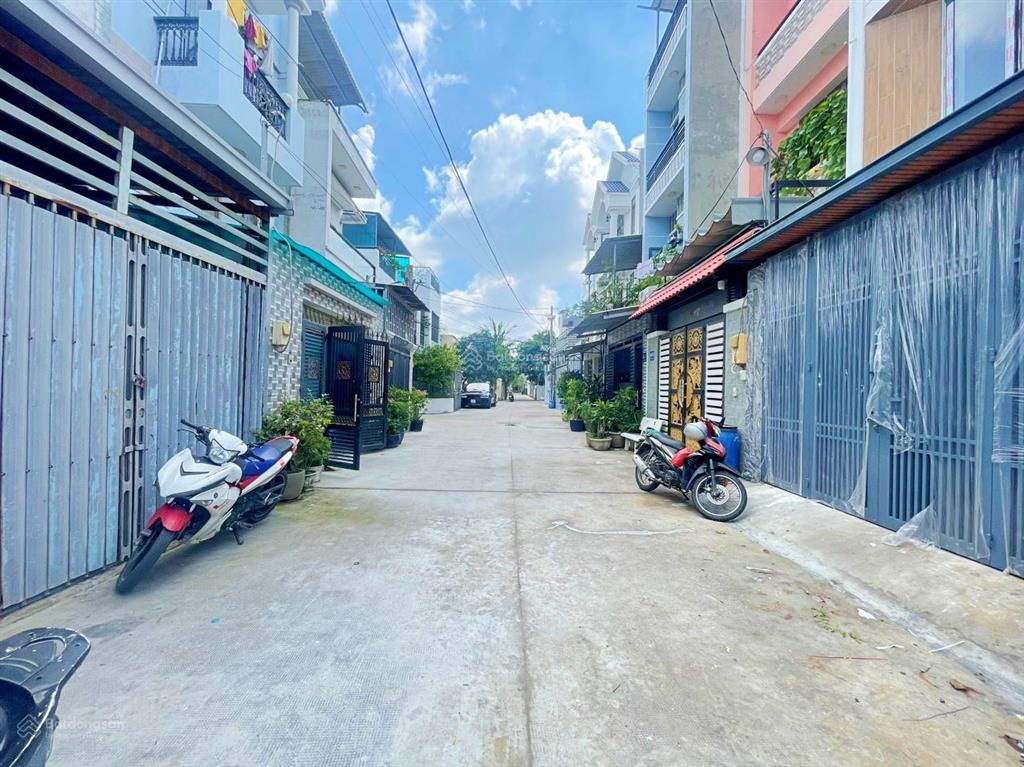 Đất xây full đường 2 làn ô tô chỉ cách ql13 100m, sổ riêng, được xây 4 tầng, thông kdc hồng long