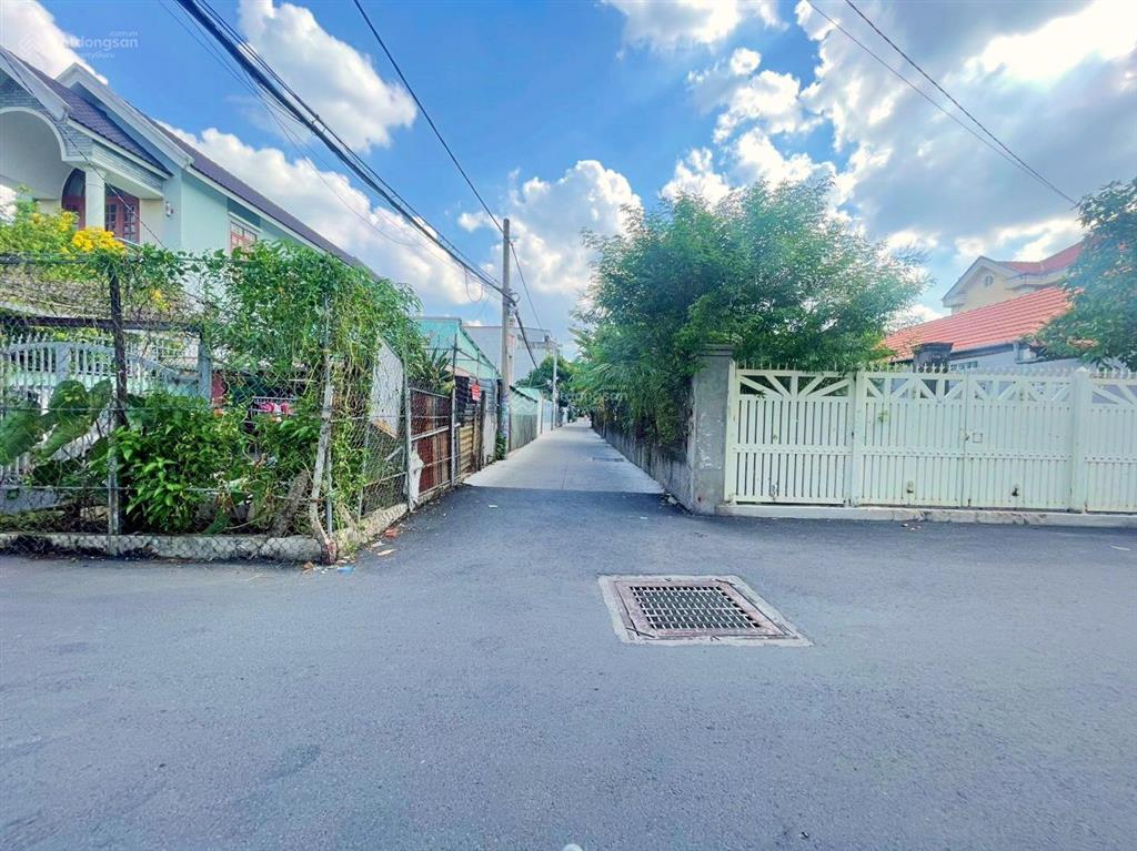 Đất xây full đường 2 làn ô tô chỉ cách ql13 100m, sổ riêng, được xây 4 tầng, thông kdc hồng long