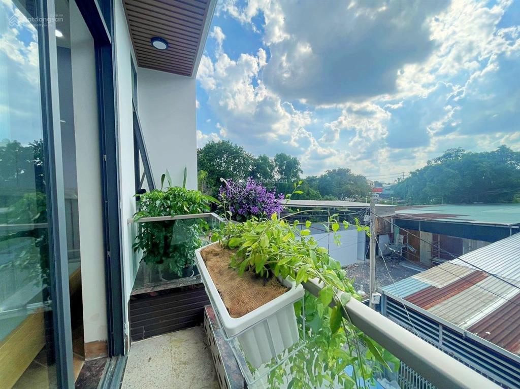 Đất xây full đường 2 làn ô tô chỉ cách ql13 100m, sổ riêng, được xây 4 tầng, thông kdc hồng long