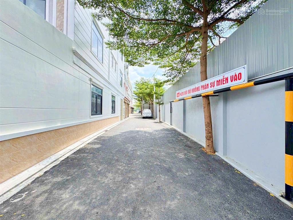 Chủ giảm giá mạnh bán gấp dãy nhà phố mới xây đường 9m thông ô bàn cờ, cách ql13 200m, view sông sg