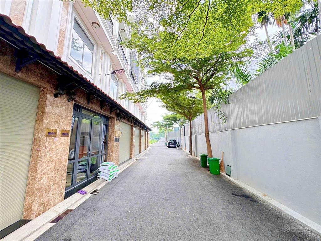 Chủ giảm giá mạnh bán gấp dãy nhà phố mới xây đường 9m thông ô bàn cờ, cách ql13 200m, view sông sg