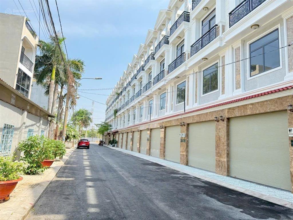 Chủ giảm giá mạnh bán gấp dãy nhà phố mới xây đường 9m thông ô bàn cờ, cách ql13 200m, view sông sg