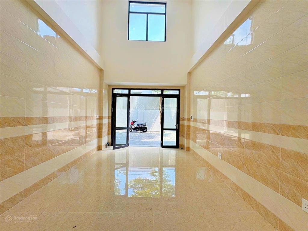 Chủ ngộp bank cần bán gấp nhà phố mặt tiền đường 9m view sông sài gòn, cách trung tâm q1 10 phút
