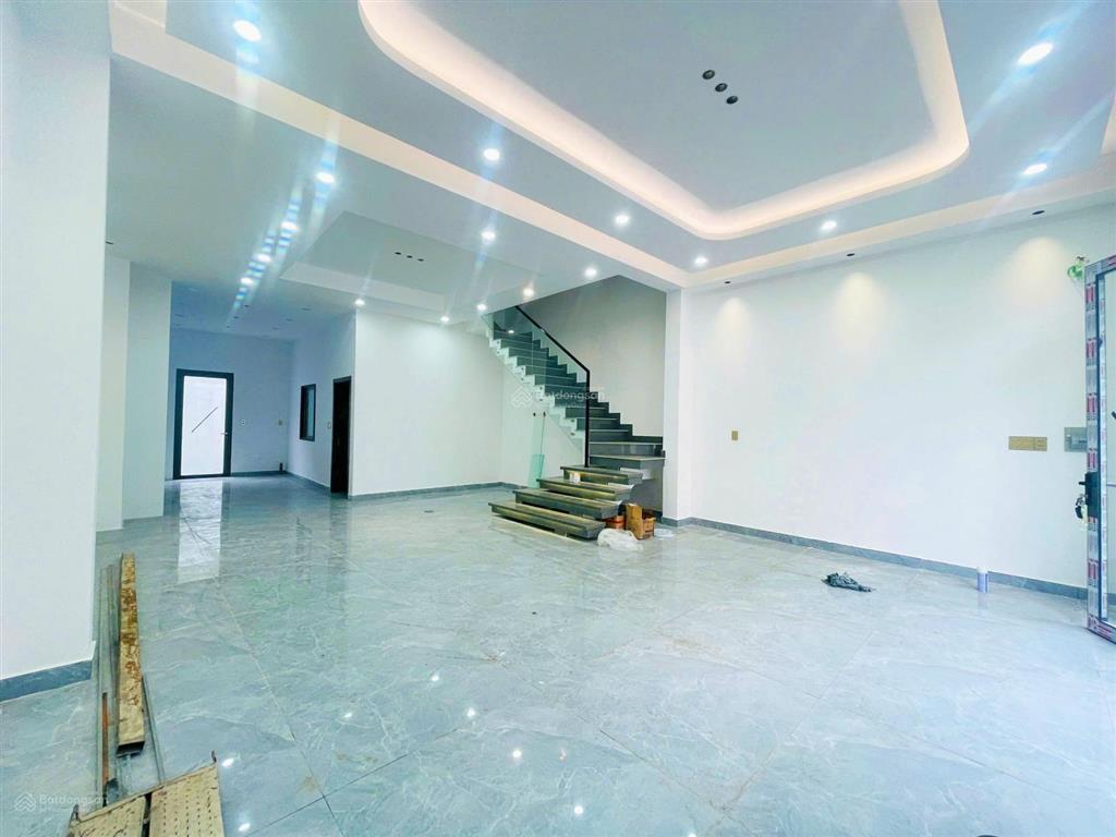 Bán nhà 3 tầng ngang 6,5m cách ql13 200m, sổ hồng hoàn công, đường thông 6m kdc hồng long