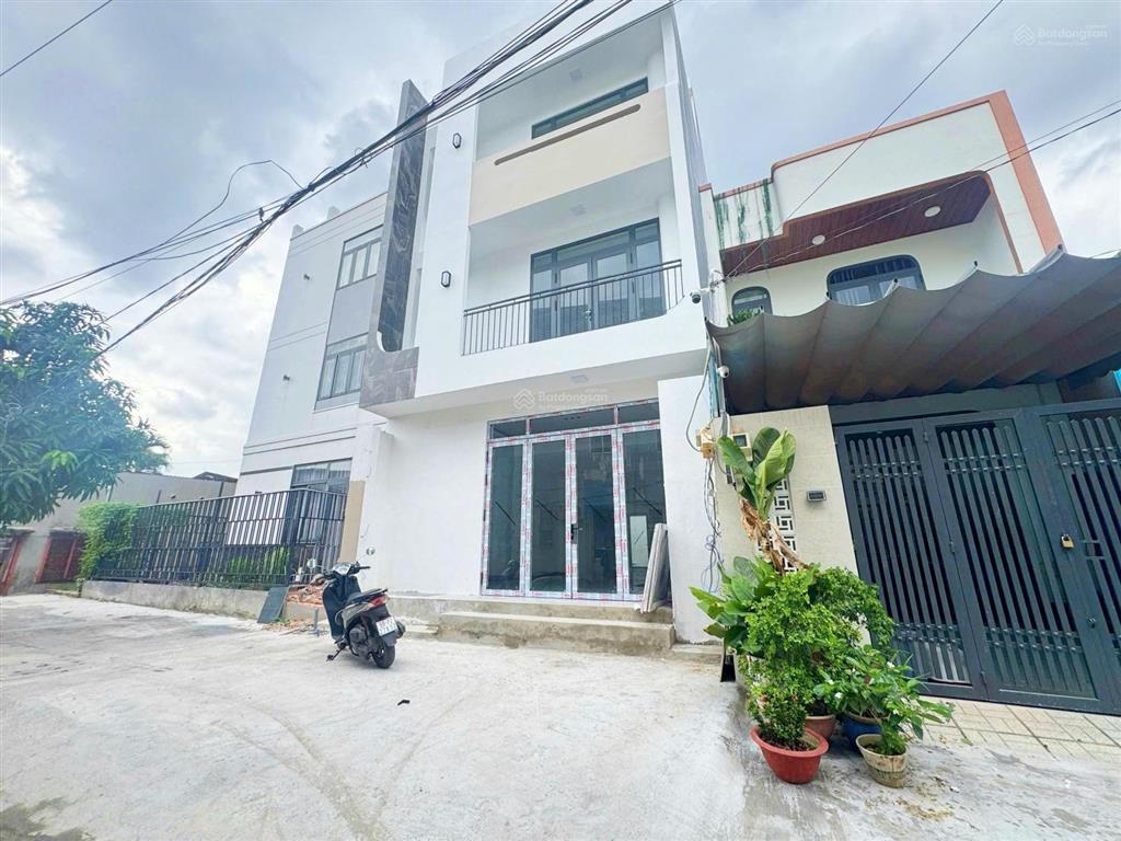 Bán nhà 3 tầng ngang 6,5m cách ql13 200m, sổ hồng hoàn công, đường thông 6m kdc hồng long