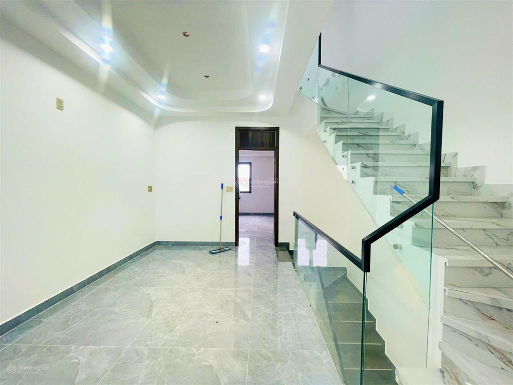 Bán nhà 3 tầng ngang 6,5m cách ql13 200m, sổ hồng hoàn công, đường thông 6m kdc hồng long
