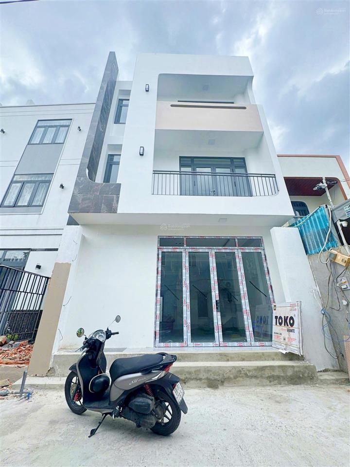 Bán nhà 3 tầng ngang 6,5m cách ql13 200m, sổ hồng hoàn công, đường thông 6m kdc hồng long
