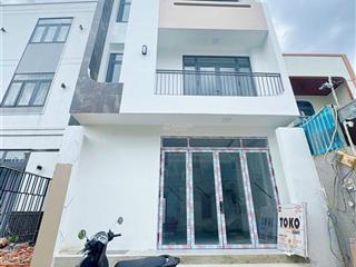 Bán nhà 3 tầng ngang 6,5m cách ql13 200m, sổ hồng hoàn công, đường thông 6m kdc hồng long