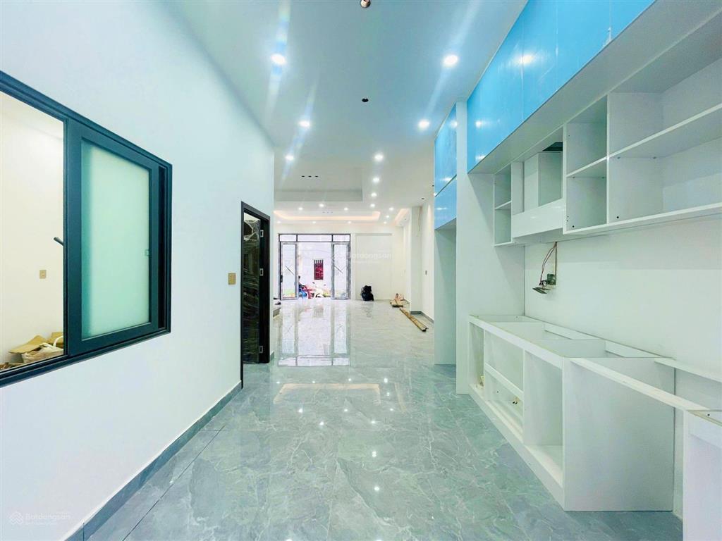 Bán nhà 3 tầng ngang 6,5m cách ql13 200m, sổ hồng hoàn công, đường thông 6m kdc hồng long