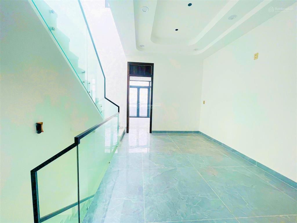 Bán nhà 3 tầng ngang 6,5m cách ql13 200m, sổ hồng hoàn công, đường thông 6m kdc hồng long