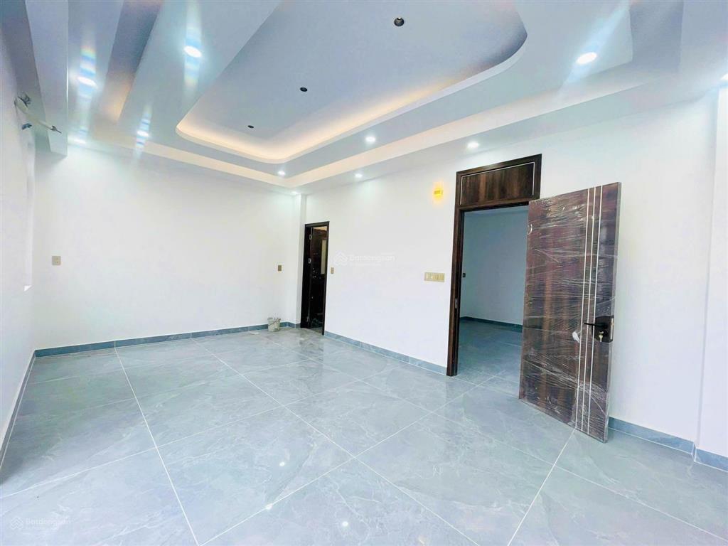 Bán nhà 3 tầng ngang 6,5m cách ql13 200m, sổ hồng hoàn công, đường thông 6m kdc hồng long