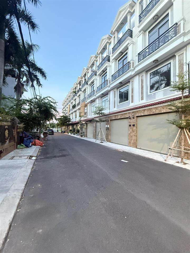 Cho thuê nhà 3 tầng khu đồng bộ ven sông sg, sát vạn phúc city, cách ql13 200m, đường thông bàn cờ