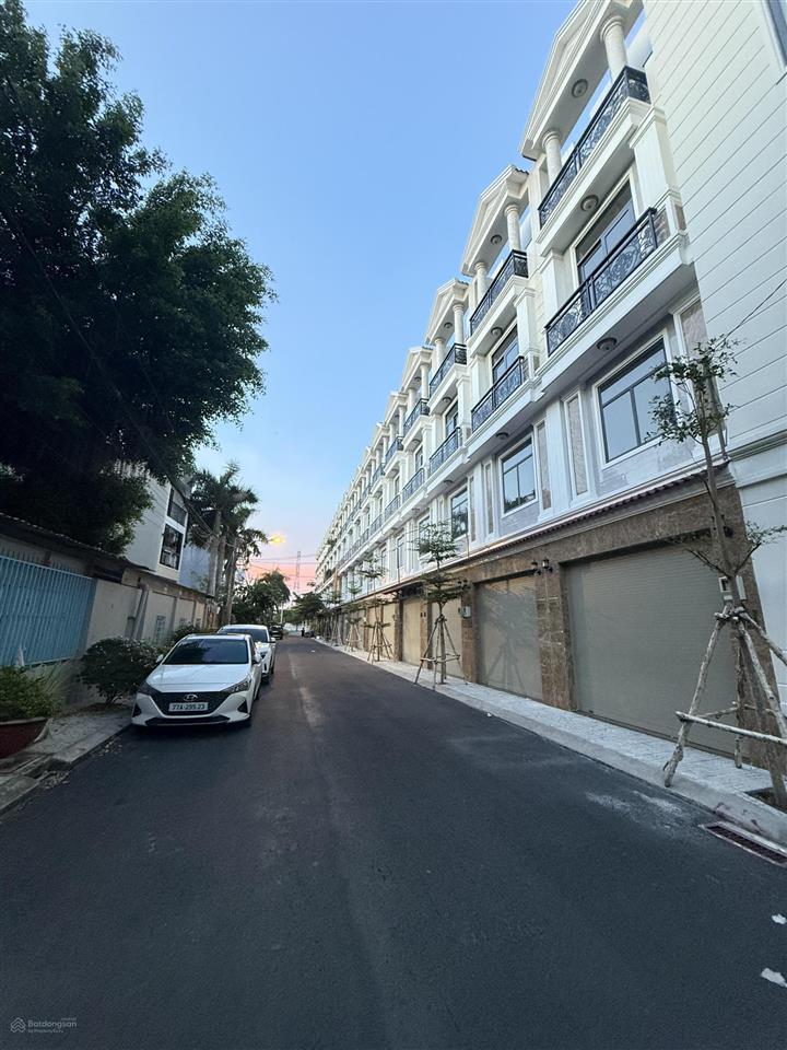 Cho thuê nhà 3 tầng khu đồng bộ ven sông sg, sát vạn phúc city, cách ql13 200m, đường thông bàn cờ