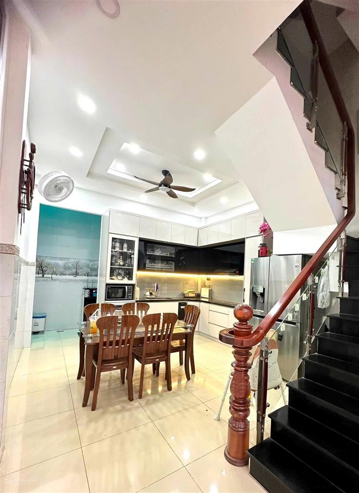 Cho thuê nhà 4 tầng ngay sát mặt tiền ql13, đối diện vạn phúc city, ngang 4,5m