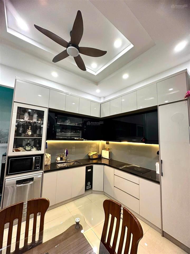 Cho thuê nhà 4 tầng ngay sát mặt tiền ql13, đối diện vạn phúc city, ngang 4,5m