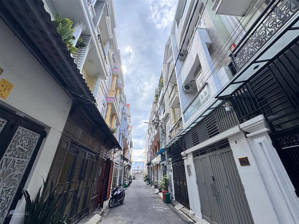Cho thuê nhà 4 tầng ngay sát mặt tiền ql13, đối diện vạn phúc city, ngang 4,5m