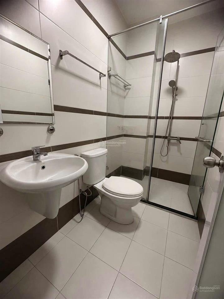 Cho thuê nhà 4 tầng ngay sát mặt tiền ql13, đối diện vạn phúc city, ngang 4,5m