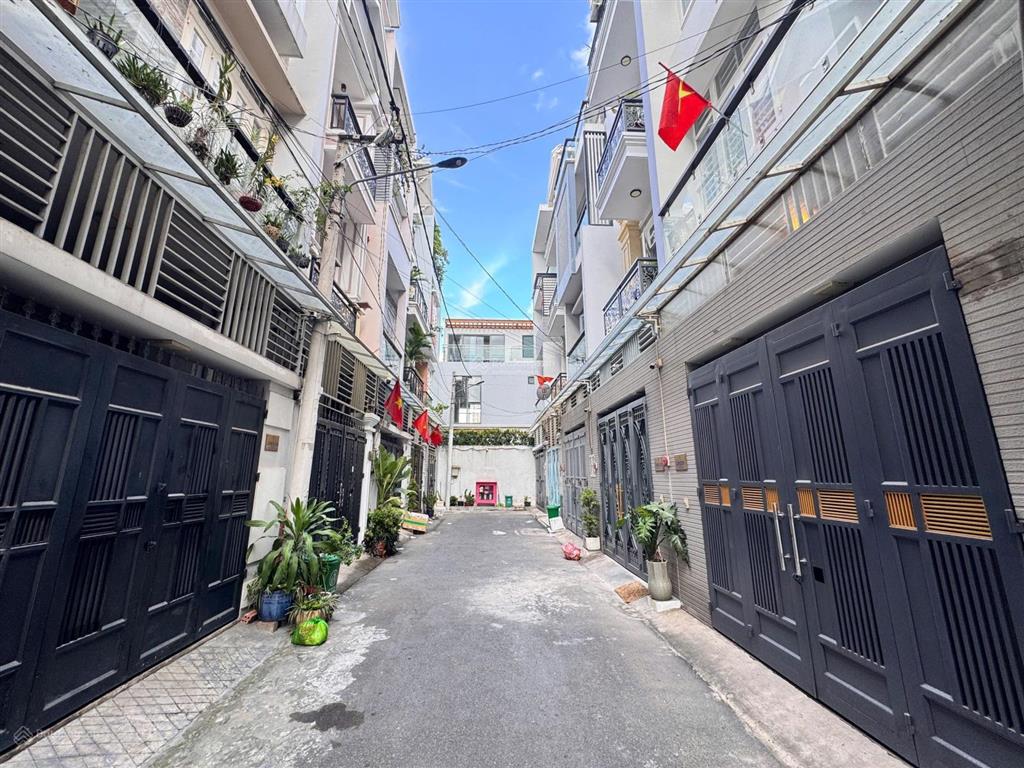 Cho thuê nhà 4 tầng ngay sát mặt tiền ql13, đối diện vạn phúc city, ngang 4,5m