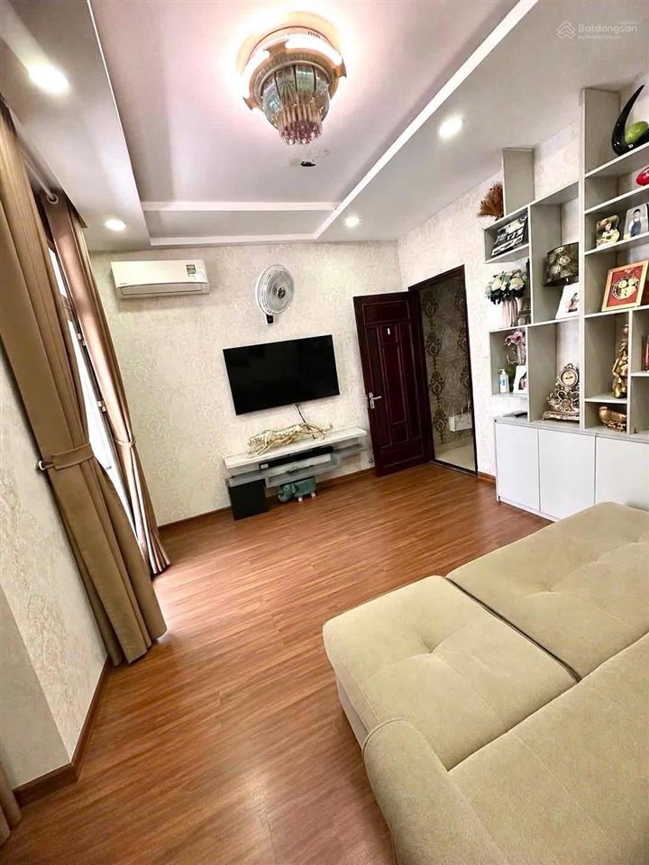 Cho thuê nhà 4 tầng ngay sát mặt tiền ql13, đối diện vạn phúc city, ngang 4,5m