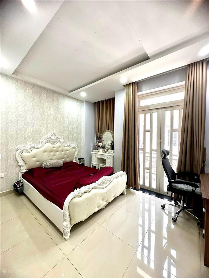 Cho thuê nhà 4 tầng ngay sát mặt tiền ql13, đối diện vạn phúc city, ngang 4,5m