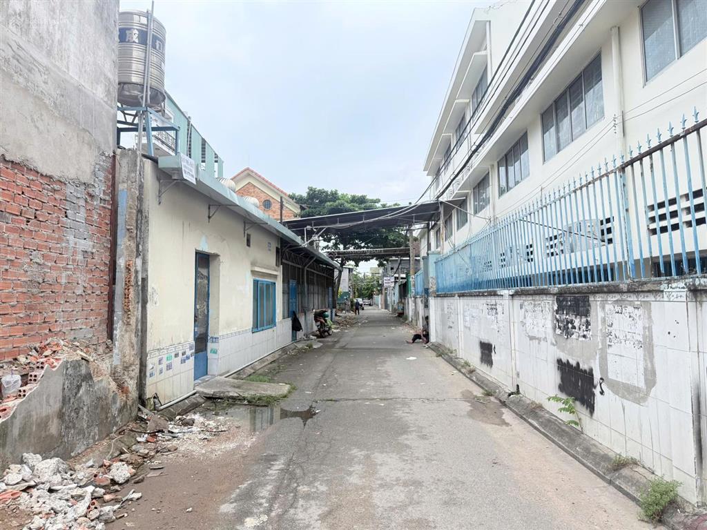 Bán đất mặt tiền hẻm cách ql13 100m, đường thông kdc hồng long, ngay trường tiểu học  full thổ cư