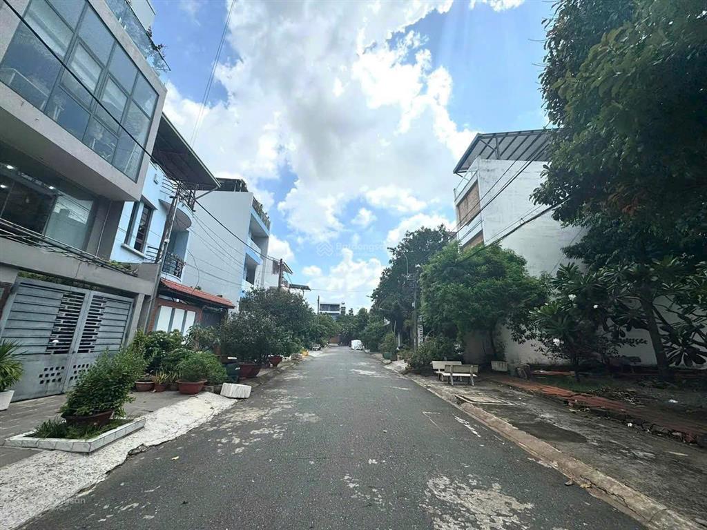 Cho thuê nhà 4 tầng có hầm ngay khu điện ảnh bên sông sài gòn, sát chợ hiệp bình chánh, thủ đức