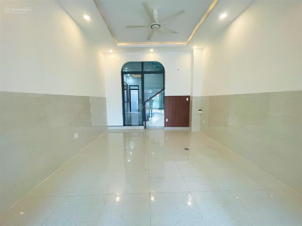 Bán nhà 3 tầng ngay khu biệt thự jamona, cách ql13 200m, đường thông thoáng 8m