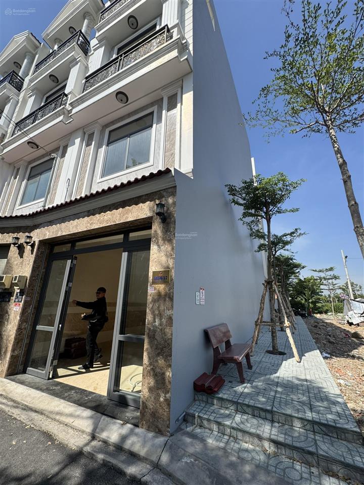 Nhà 4 tầng ven sông sg đẹp nhất trục ql13