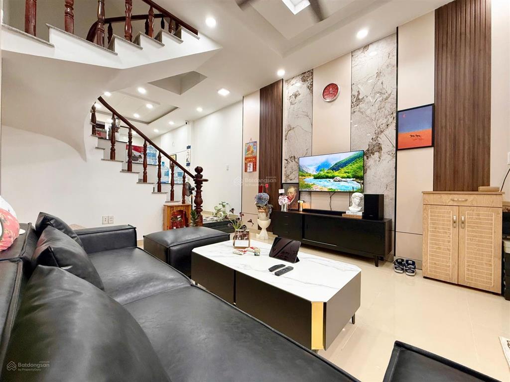 Sát mặt tiền ql13  kdc an ninh  nội khu vip  nhà 3 tầng full nội thất