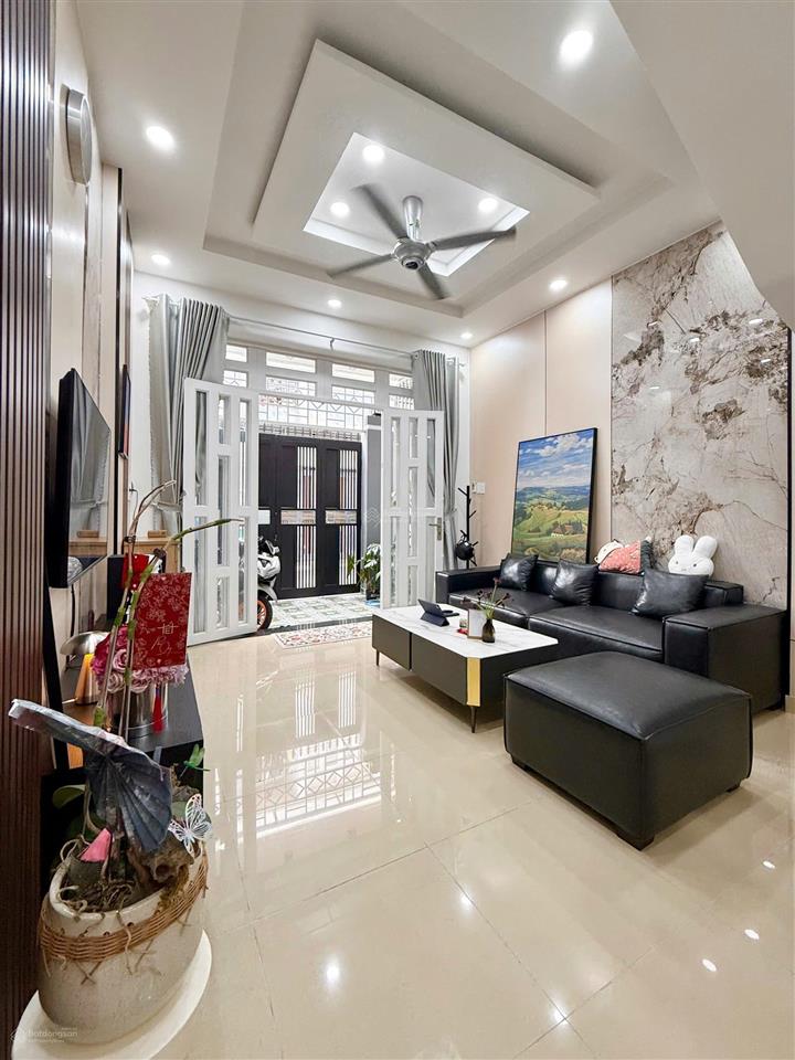 Sát mặt tiền ql13  kdc an ninh  nội khu vip  nhà 3 tầng full nội thất