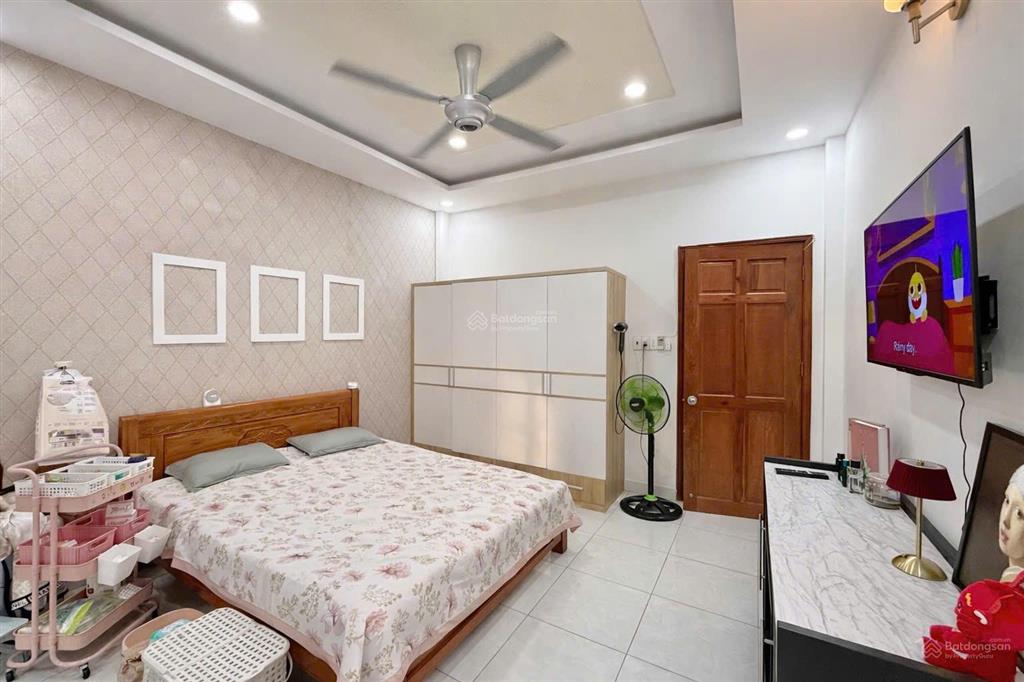 Sát mặt tiền ql13  kdc an ninh  nội khu vip  nhà 3 tầng full nội thất