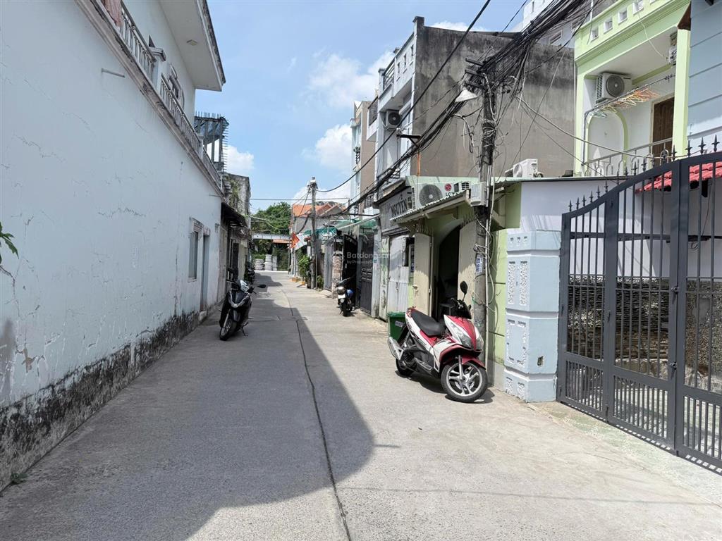 Nhà 1 trệt 2 lầu đường số 38  ngay chợ hiệp bình  cách phạm văn đồng chỉ 500m  6,2 tỷ shr